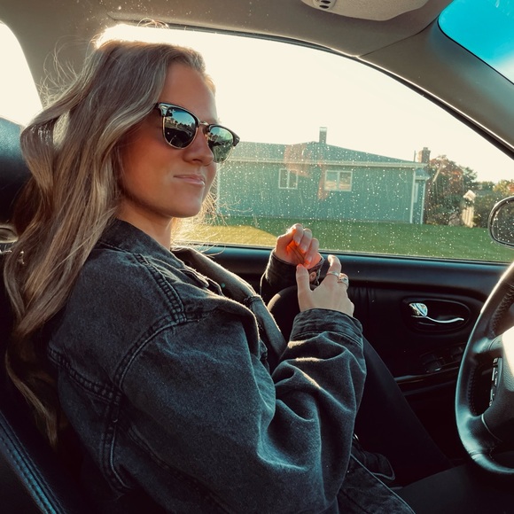 Meet your Posher, Olivia - Picture 1 of 1